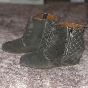 Dolce Vita Quilted Nubuck Wedge Ankle Booties/GUC